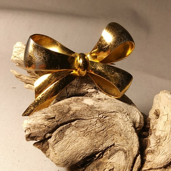 Vintage Coro 3-Bow Brooch in Gold Tone - Picture 1 of 6